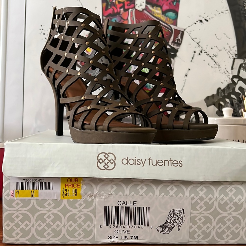 Daisy Fuentes caged 4 inch heel